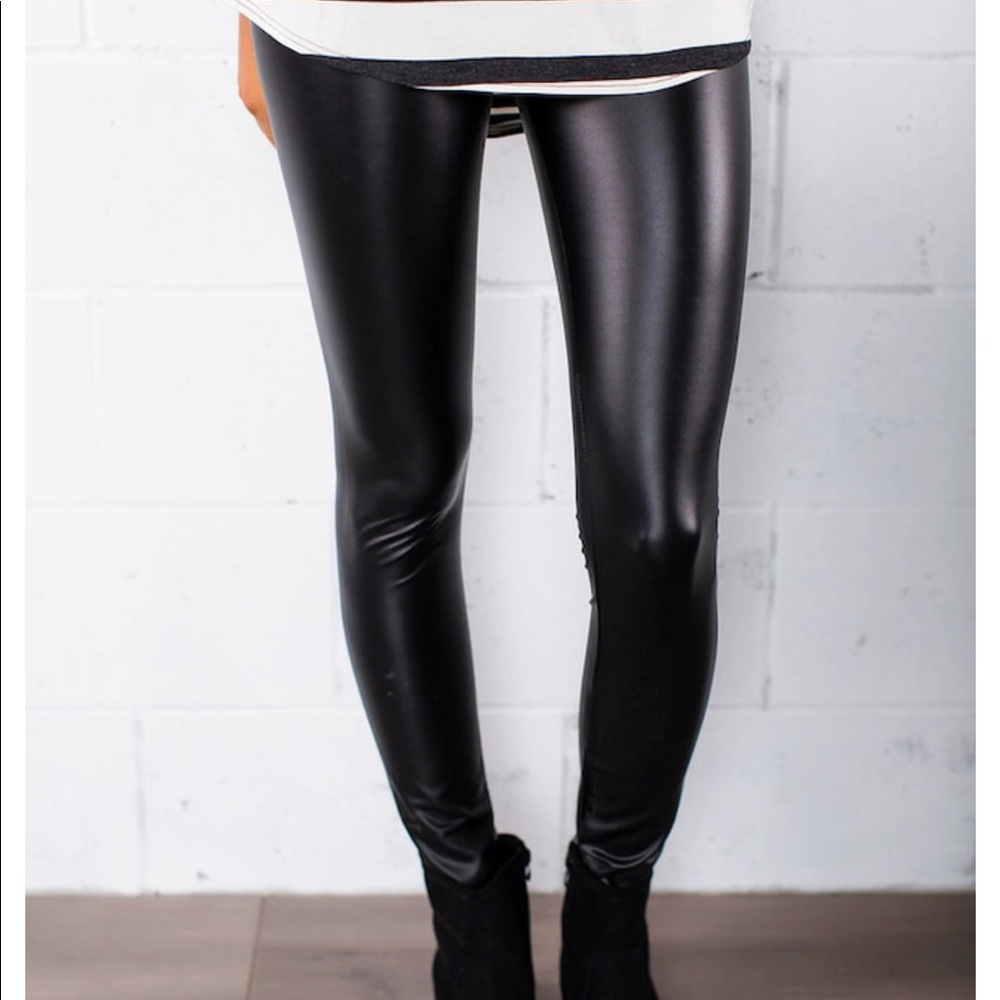 NWT. SIZE MED. Black faux leather leggings